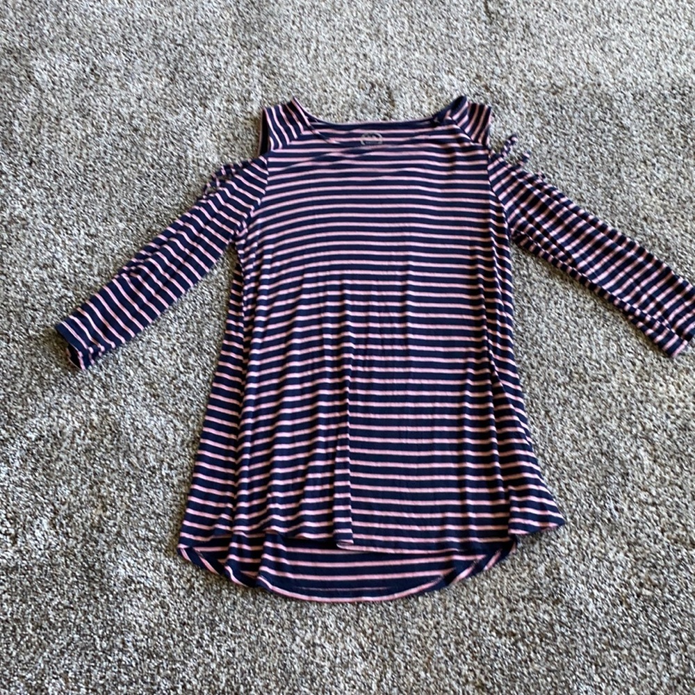 Size small 3/4 length cold shoulder top.